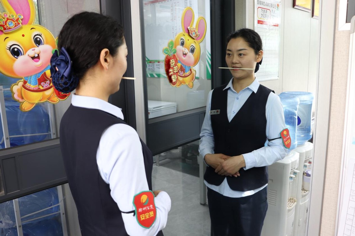 郑州公交开出“微笑车厢”驾驶员定制“微笑手袋”送学子、乘客