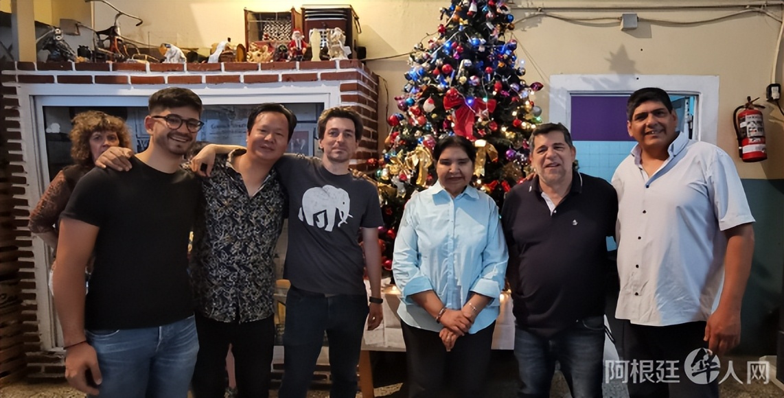 阿根廷华人社团献爱心：向当地慈善组织捐赠圣诞礼包