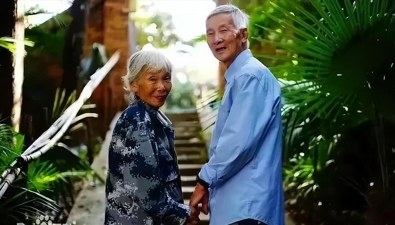 身穿15元鞋子老人向社会捐款1000万,老人穿15元鞋给家乡捐款1000万