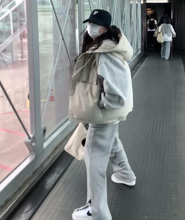 阔腿裤八分裤秋冬穿搭加格子大衣,阔腿裤开叉牛仔裤配什么外套洋气