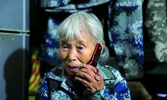 身穿15元鞋子老人向社会捐款1000万,老人穿15元鞋给家乡捐款1000万