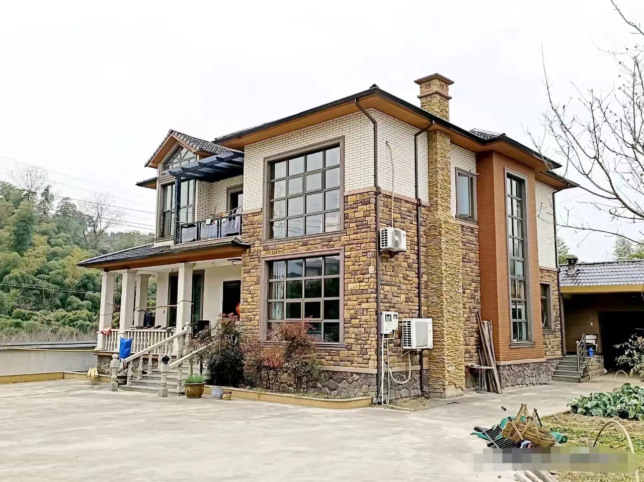 农民养鹅5年终致富轻松年入15万,小伙养鹅一年能赚多少钱