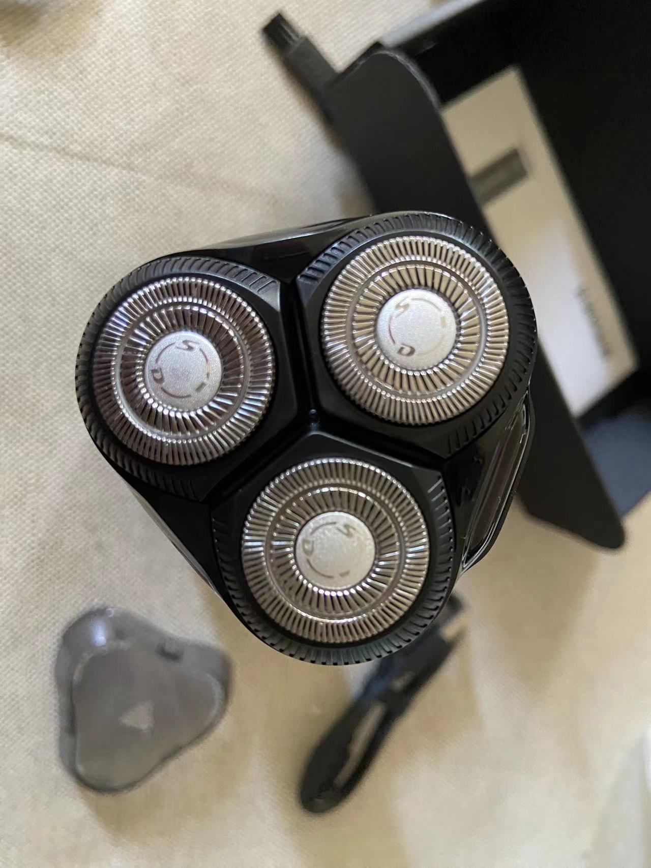 给父亲的礼物，端午节回家给他换上超人三头剃须刀