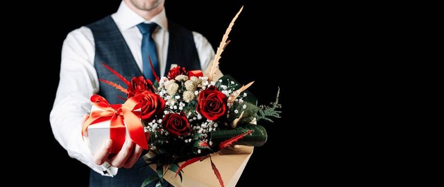 老公不给钱不管孩子什么心理,老公不给钱不管孩子要不要离婚