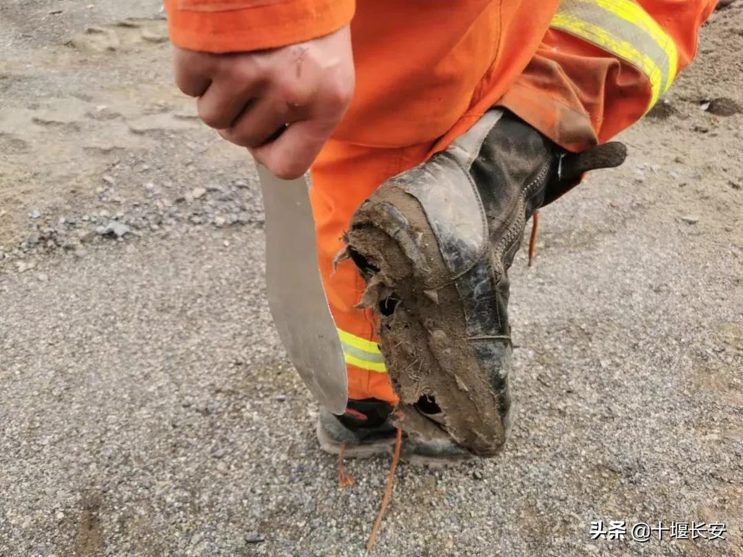 民警背着伤员爬山身上多处受伤,爬山崴脚消防员