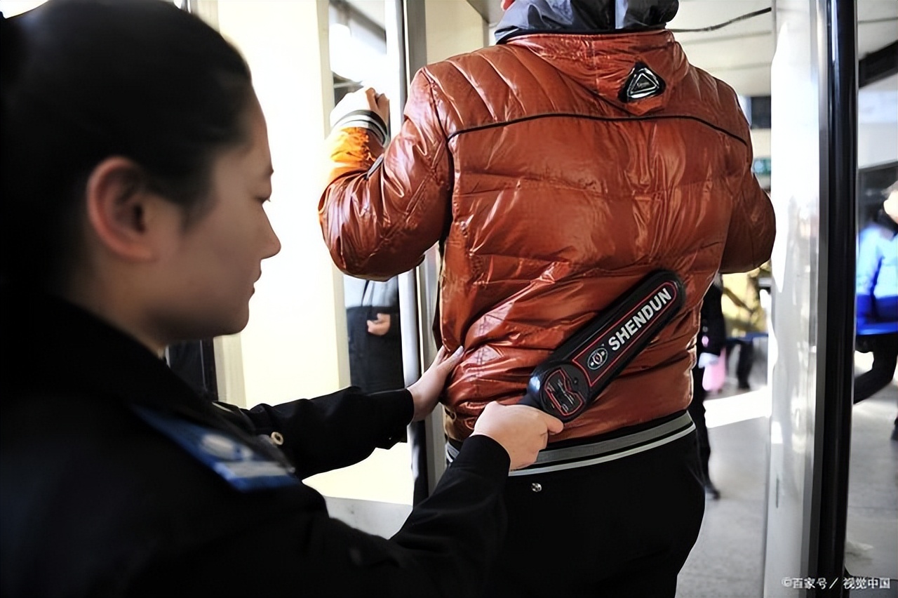 飞机过安检要不要脱帽,飞机安检需要脱衣服脱鞋吗