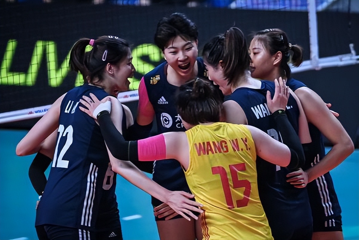 中国女排被骂上热搜,中国女排输球却被观众高喊加油