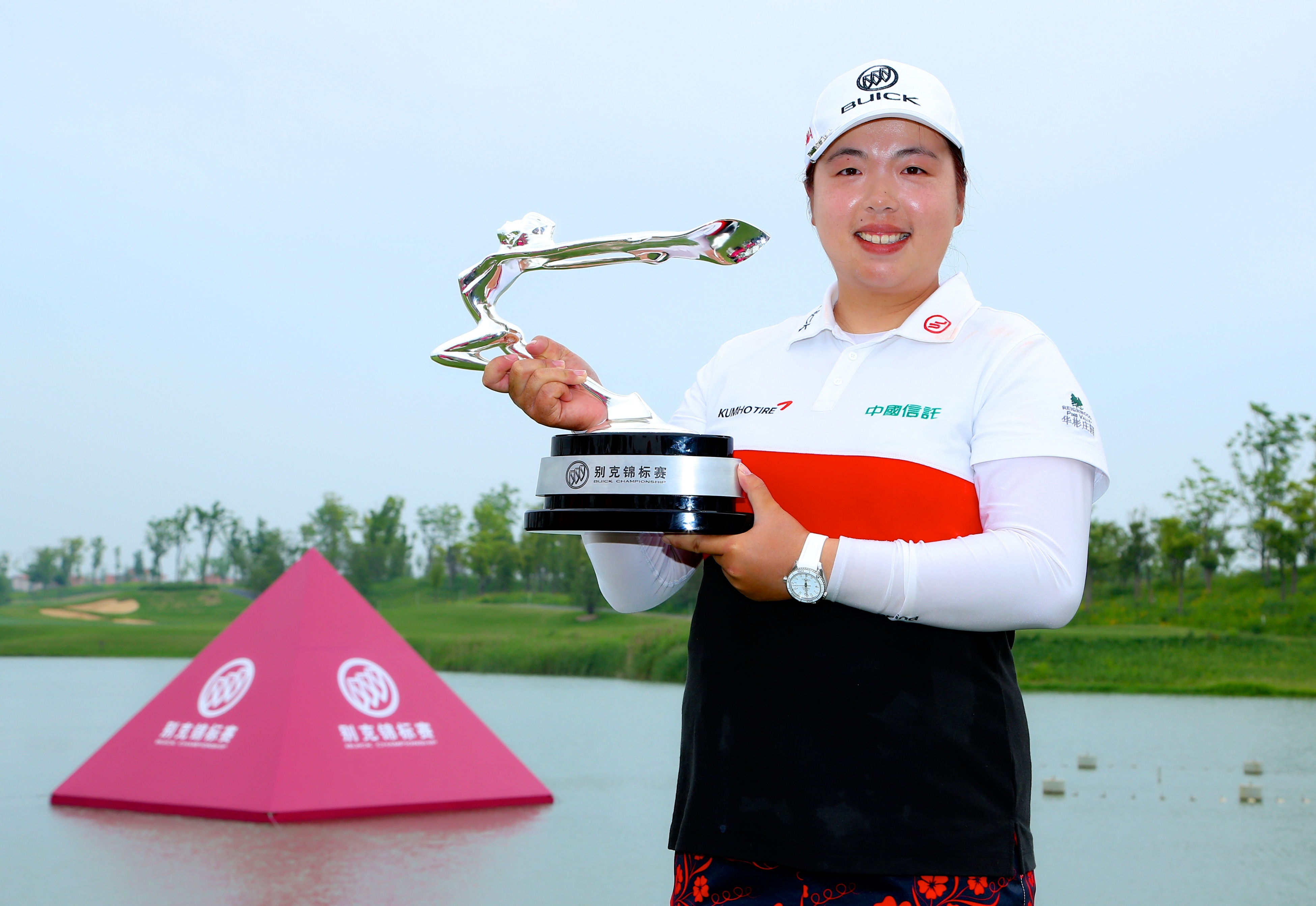 中国高尔夫球领军人物冯珊珊 (国内知名的高尔夫运动员冯珊珊)