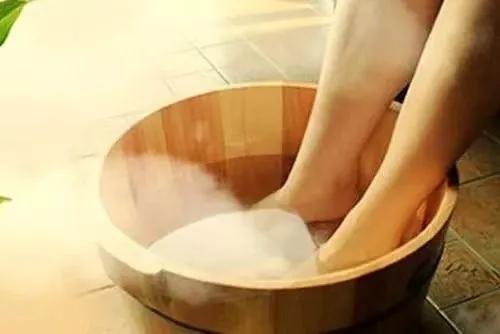 美女教你脚踝扭伤的紧急处理方法,脚踝扭伤肿了怎么处理能快速消肿