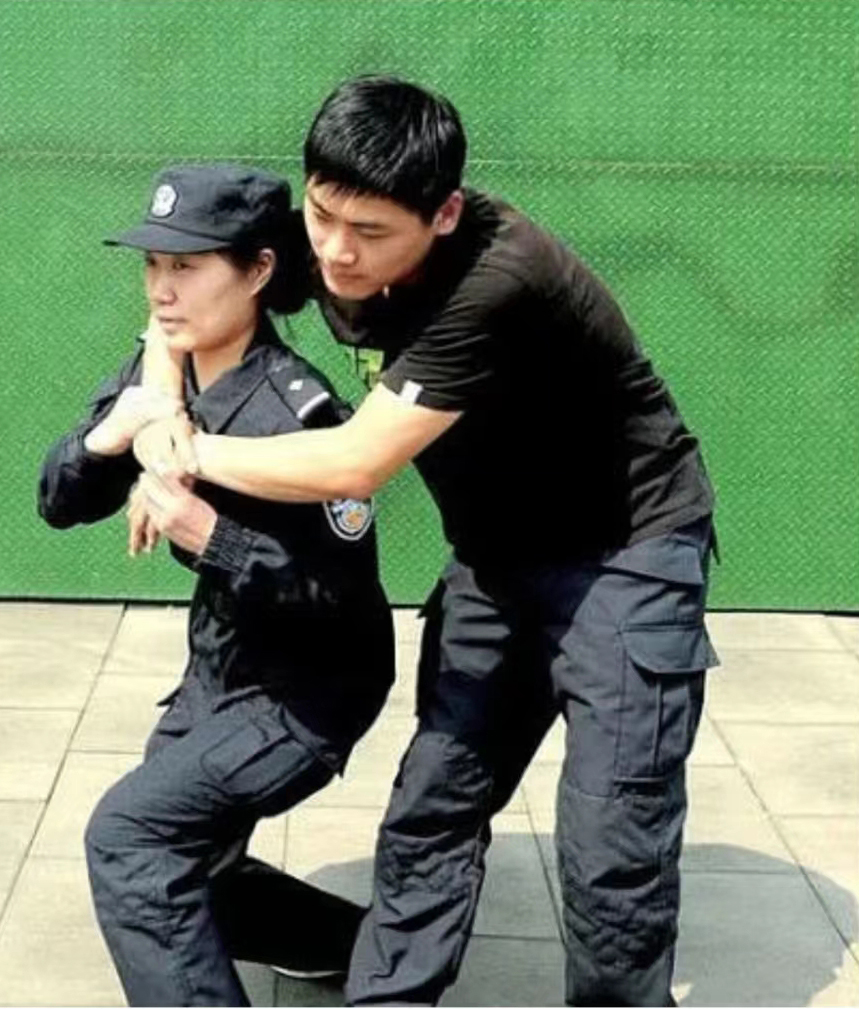 防身术绳子被勒住脖子怎么破解,女人被背后扼颈防身术