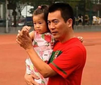 黄健翔前妻是端盘子的吗,足球解说员黄健翔现任妻子