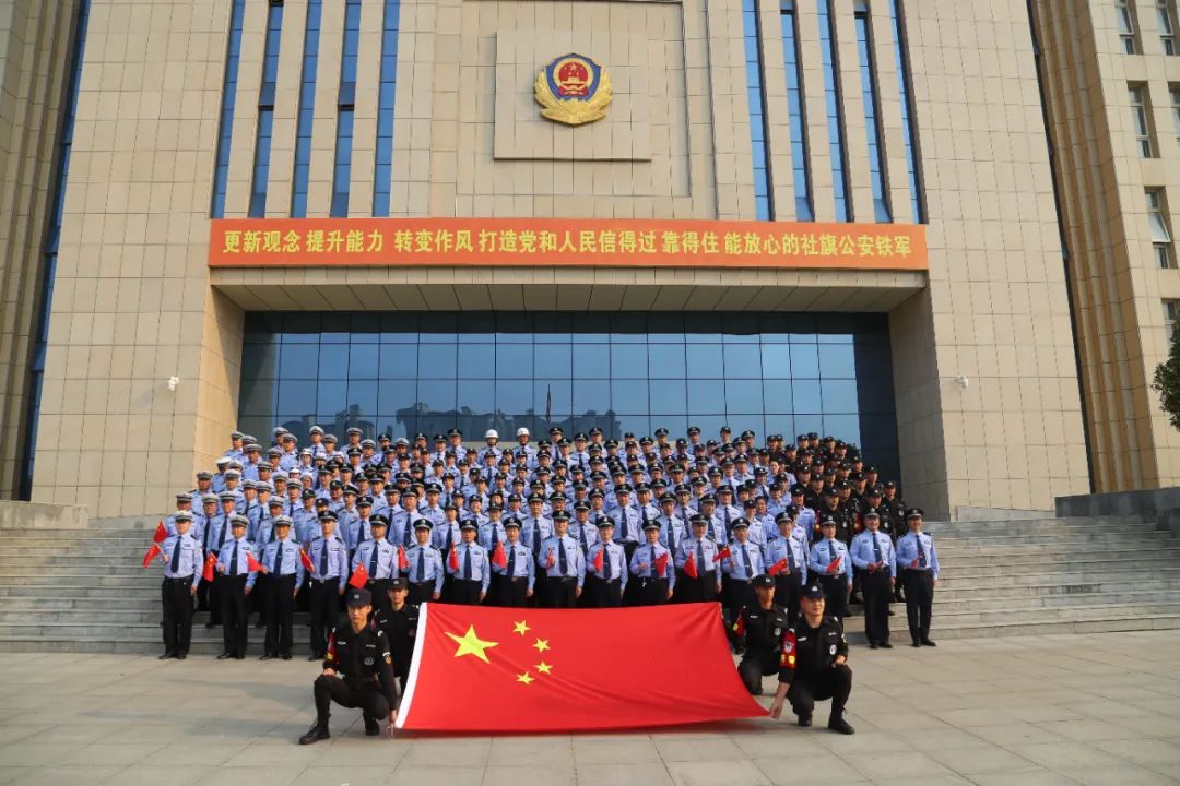 节日我在岗护航群众平安出行,节日我在岗交警坚守一线保畅通