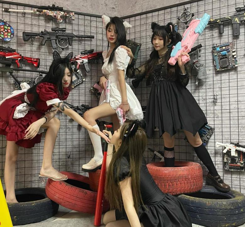 靠打“擦边球”吸引顾客，年轻人陷入难回头