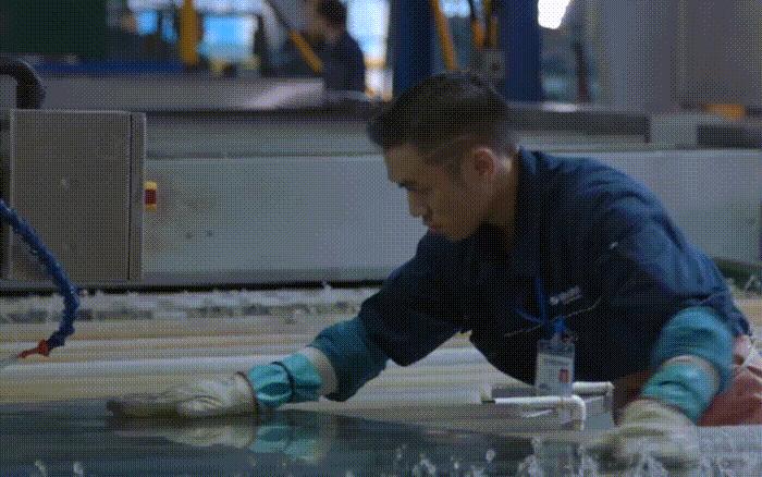 美国工厂流水线工人一个月多少钱,美国穷人上班