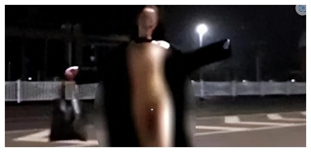 下身几乎全裸无下限!广西女子在多个地标处拍“不雅照”辣眼睛