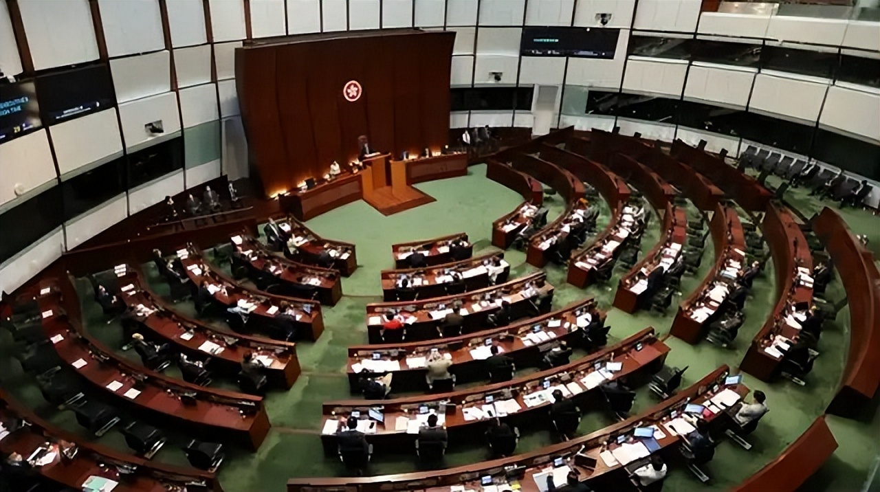 1997年香港回归场景：彭定康仰天含泪，“港督”女儿哭得难以自拔