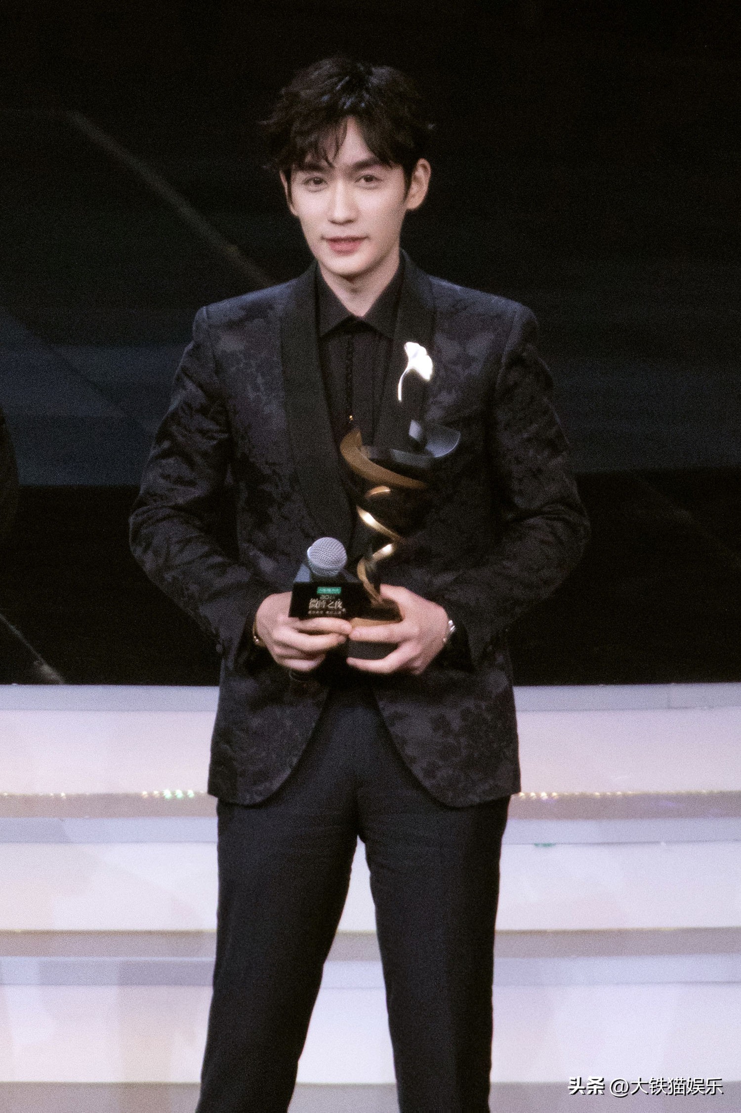 穿黑衬衫好看的人,穿黑衬衫的帅气男人