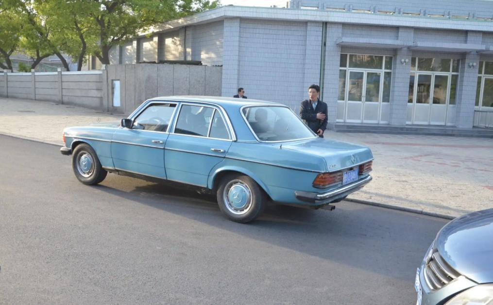 走进朝鲜，朝鲜豪车以德系为主，中国汽车被换标秒变“朝鲜国产”