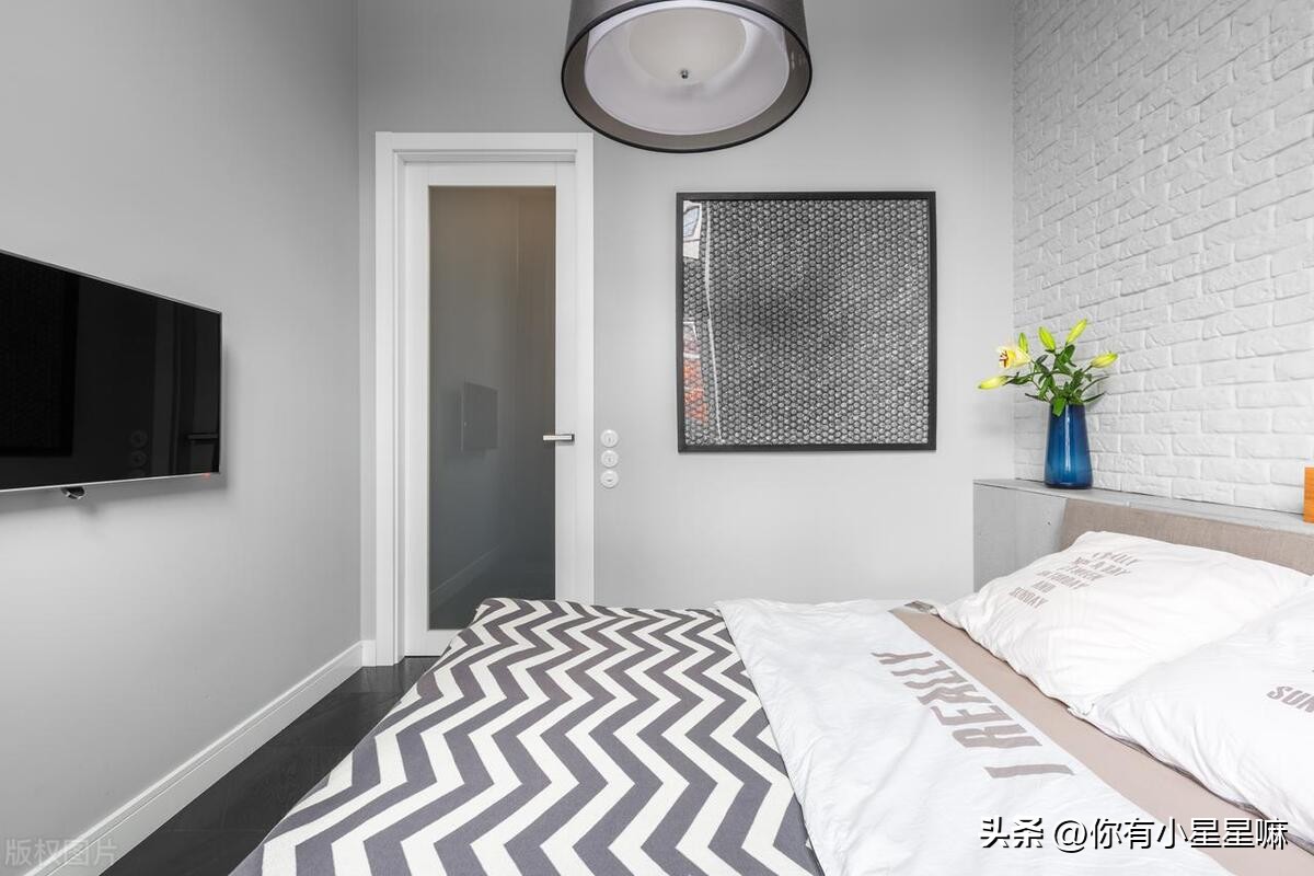 卧室挂多大电视最好,卧室墙上挂电视多高为好