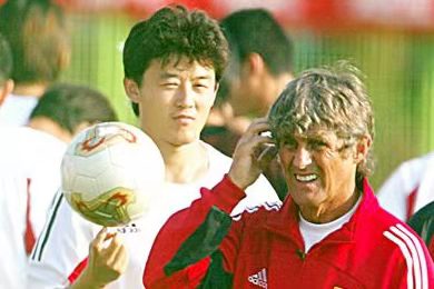 李明把张效瑞铲伤被米卢放弃,02年世界杯米卢为什么弃用李明