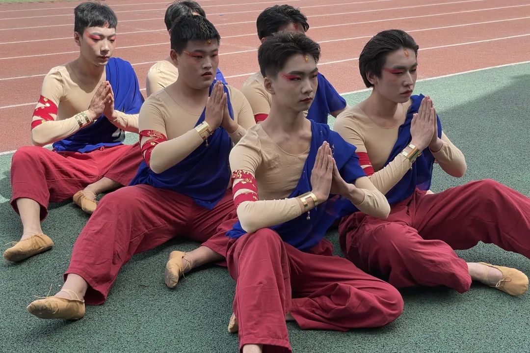 炽烈争锋看我四中宝塔高级中学第三十九届春季田径运动会开幕式