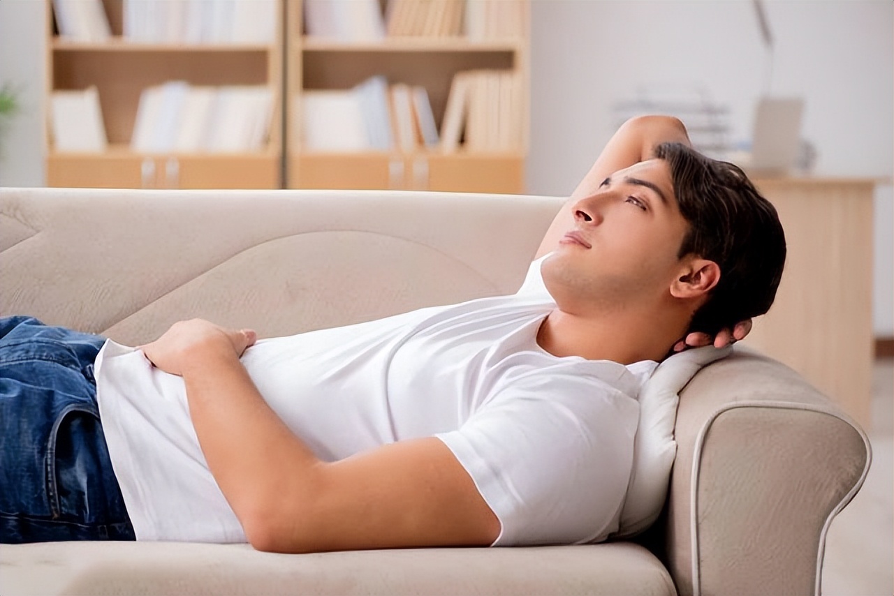 吃饱了就坐着或者躺着有什么危害,吃完饭后是躺着还是站着好