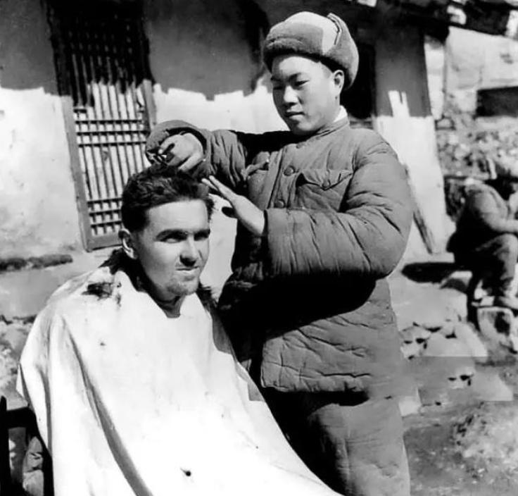 美国记者长津湖被志愿军俘虏，却靠拍照赚百万美元，成人生赢家