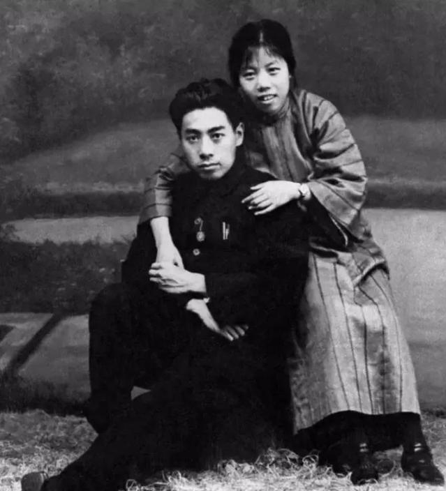 秘书回忆:因*颖超邓**属兔,84年八十大寿时,宋美龄送来一只水晶兔