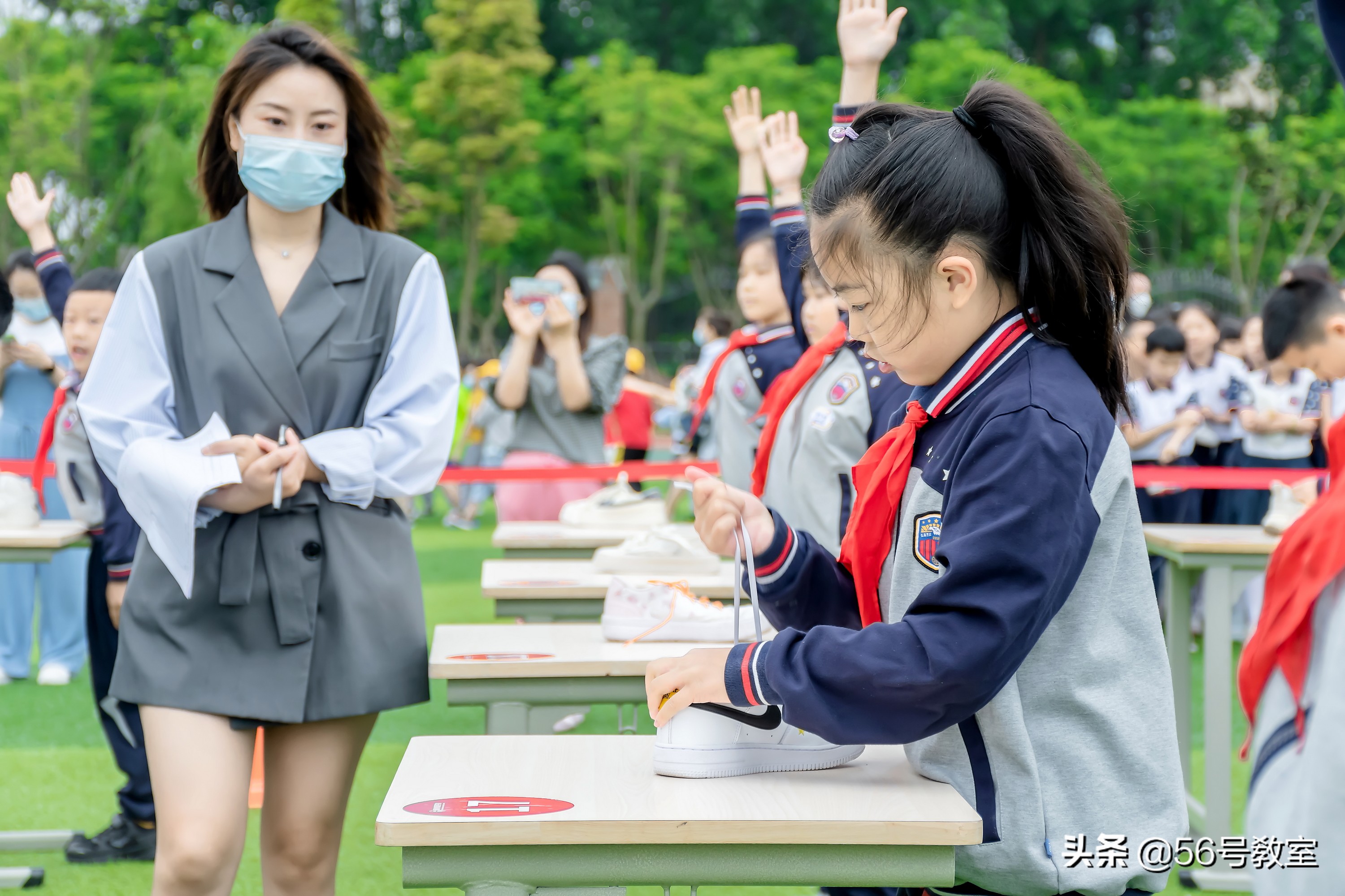 小学生叠衣服系鞋带,小学生比赛叠衣服系鞋带
