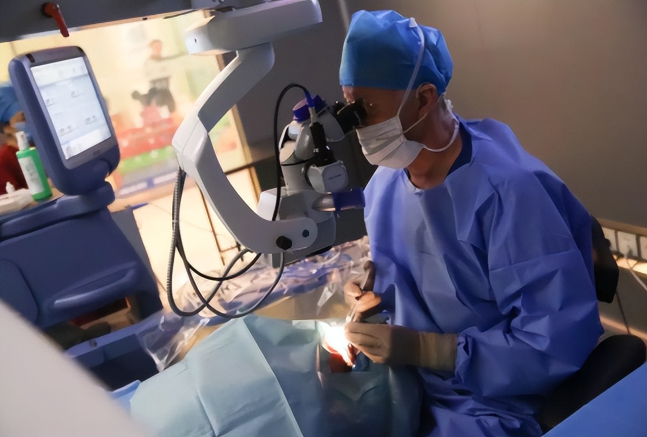 近视眼900度激光手术后遗症,激光治疗近视眼有后遗症吗