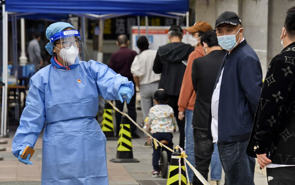 咬定青山不放松——*党**的十九大以来以习*平近**同志为核心的*党**中央贯彻执行中央八项规定、推进作风建设综述