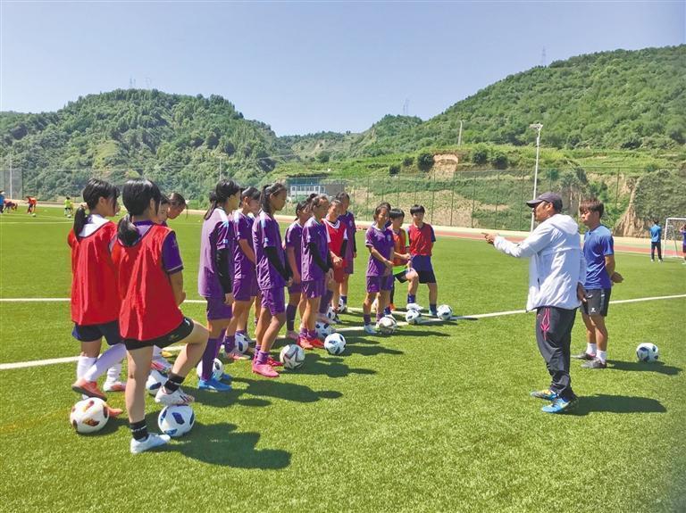 志丹足球奔跑在绿茵场,志丹足球青训视频