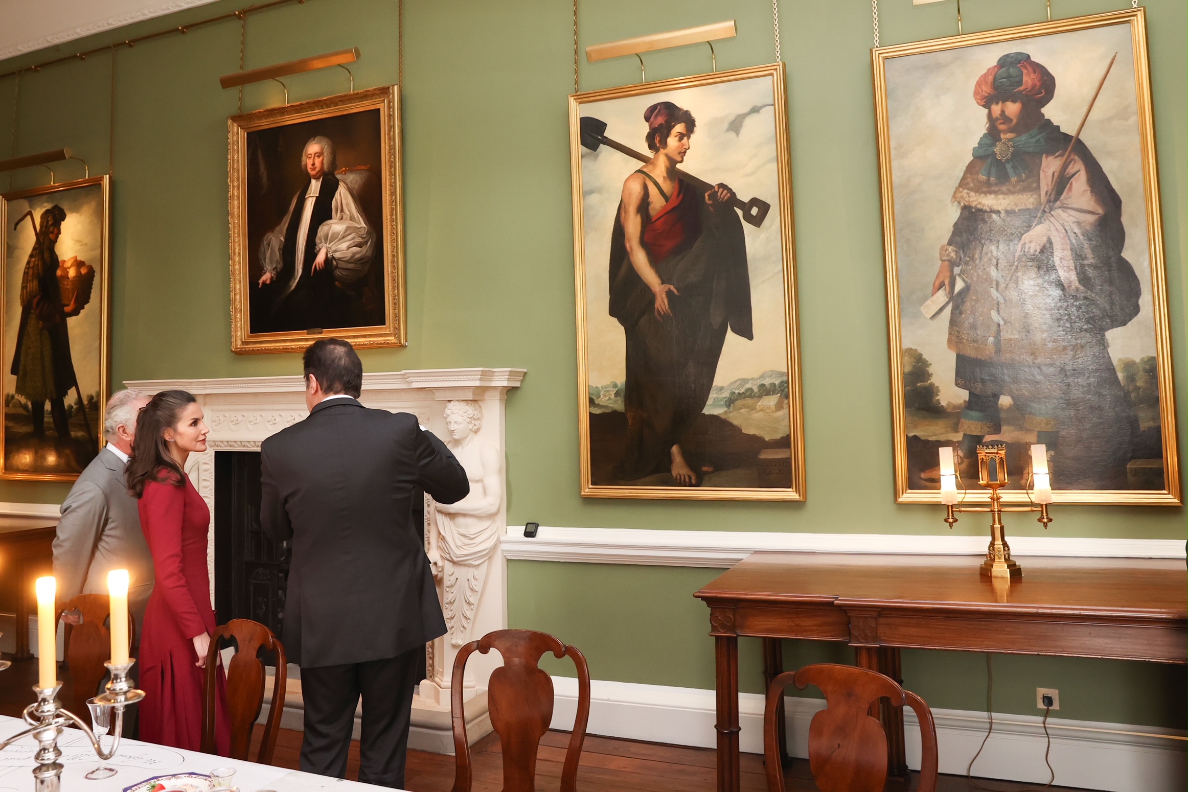 莱后六度垂青半身裙，不换思路换感觉，原来这就是“人穿衣”