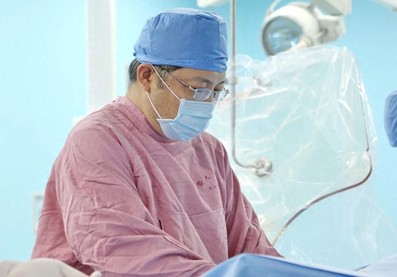 飞机上医护人员为病人吸尿,医生飞机上为老人吸尿