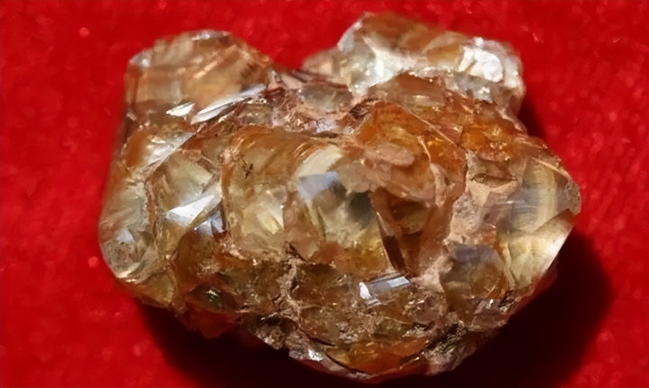 1997年山东女孩捡到价值10亿的钻石,捡到10亿钻石上交42年后现状