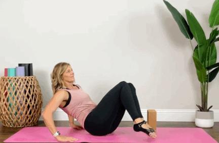 小肚子突出练哪个瑜伽动作,让肚子成为马甲线的瑜伽动作