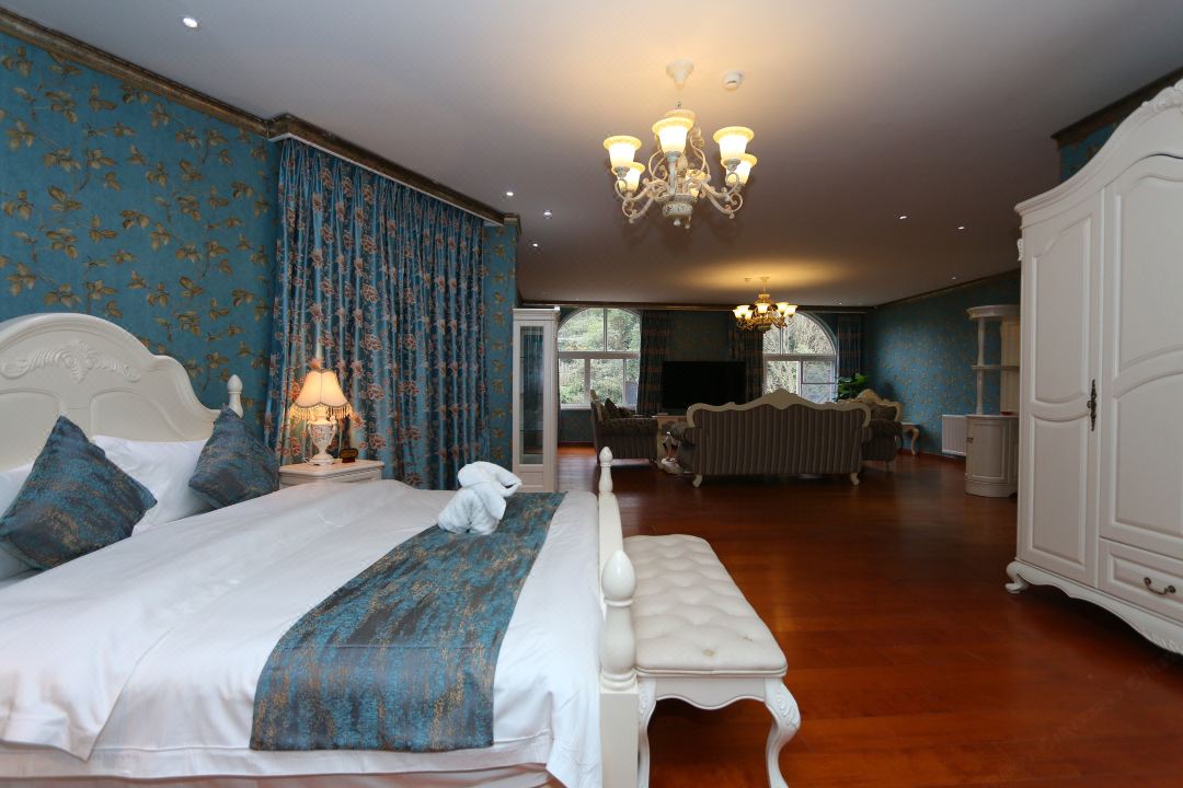 成都重金引进花水湾天然万年古海温泉,装修极尽奢华,紧邻雪山