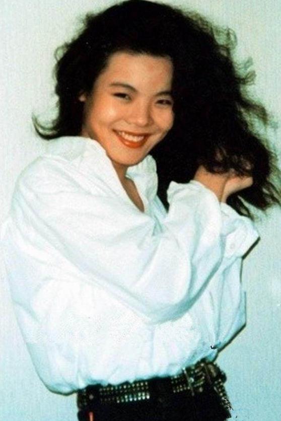 23年前除夕夜,歌手谢津从23楼一跃而下,留下母亲和韦唯的眼泪