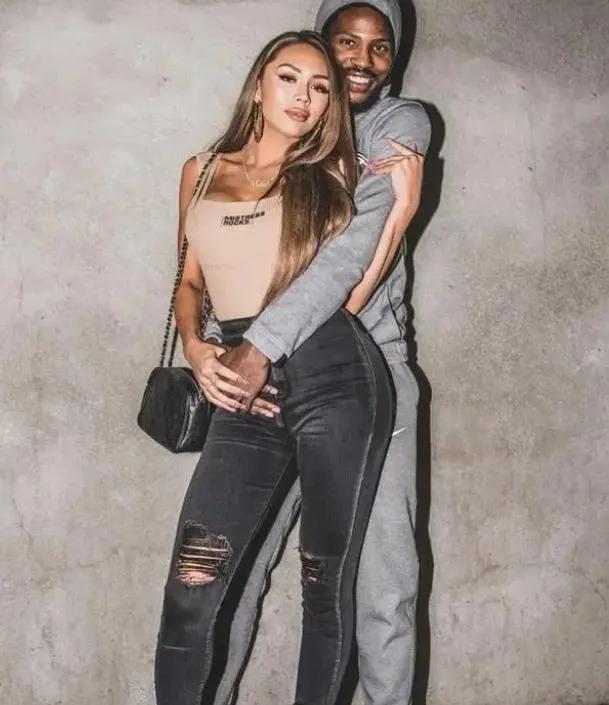 48岁拉尔萨放飞自我！着透明装夜会小17岁乔丹儿子，尽力展示身材