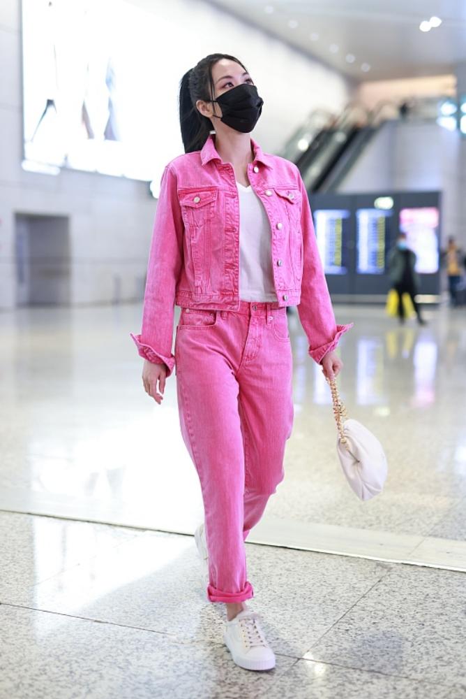 王霏霏黑西装齐刘海,王霏霏机场粉色包包