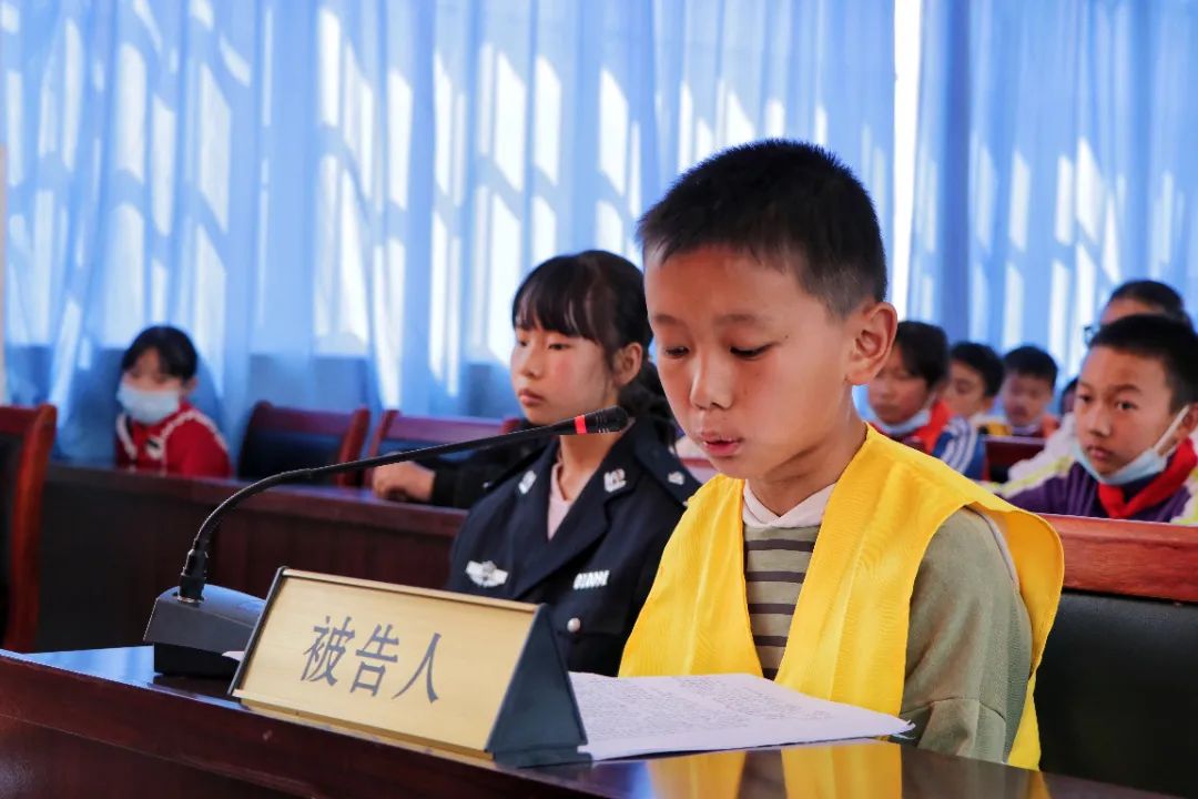 普法强基|小学生“当了*法大**官”——牟定县安乐中心小学开展“以案释法”模拟法庭进校园活动