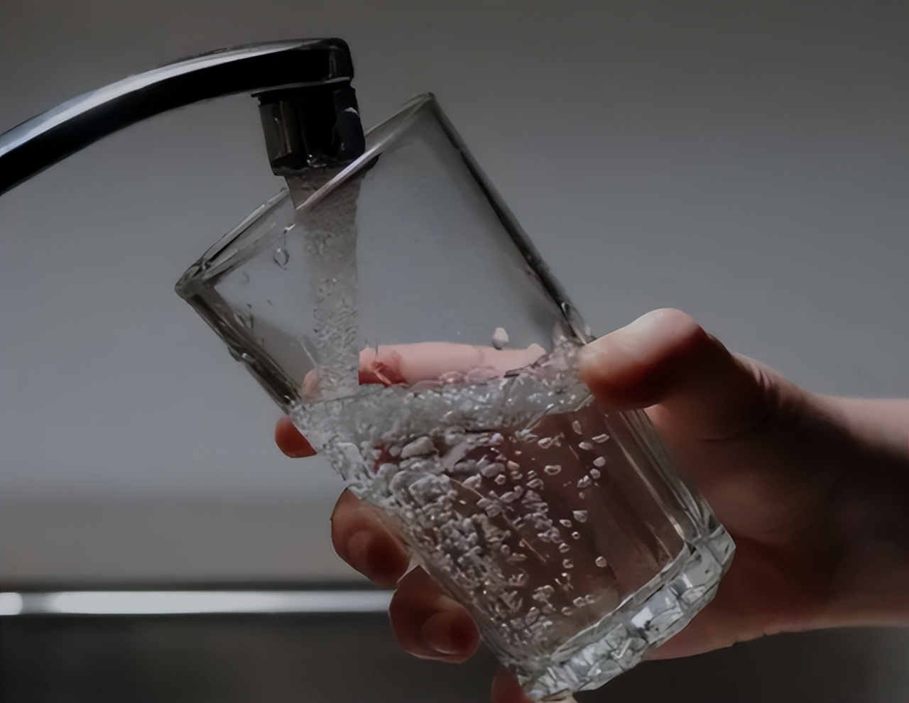 喝水是热水兑冷水还是冷水兑热水,喝水时先倒热水还是先倒冷水