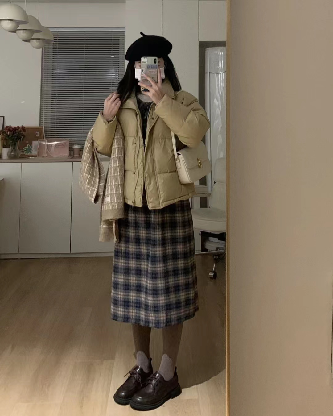 短款白色羽绒服的最佳搭配半身裙,羽绒服搭配哪些裙子才时髦