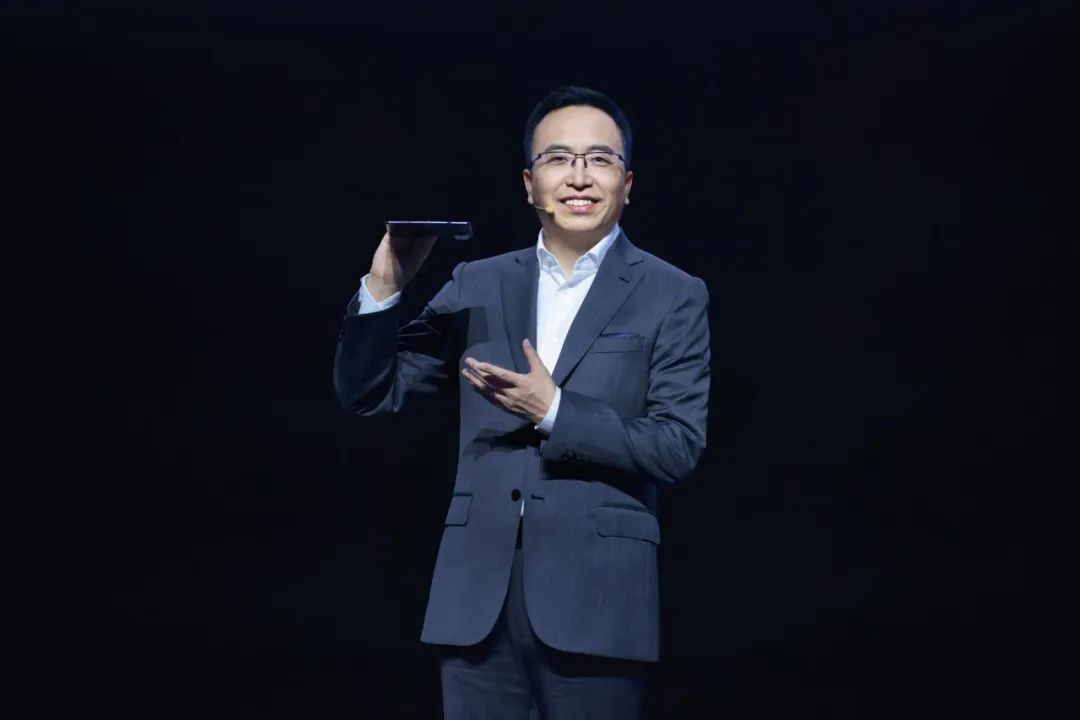 给苹果一个建议：买一部荣耀MagicV2体验