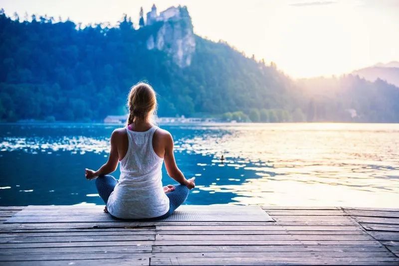 每天睡4-5个小时精力充沛有问题么,每天晚上11点睡到早上6点够不够