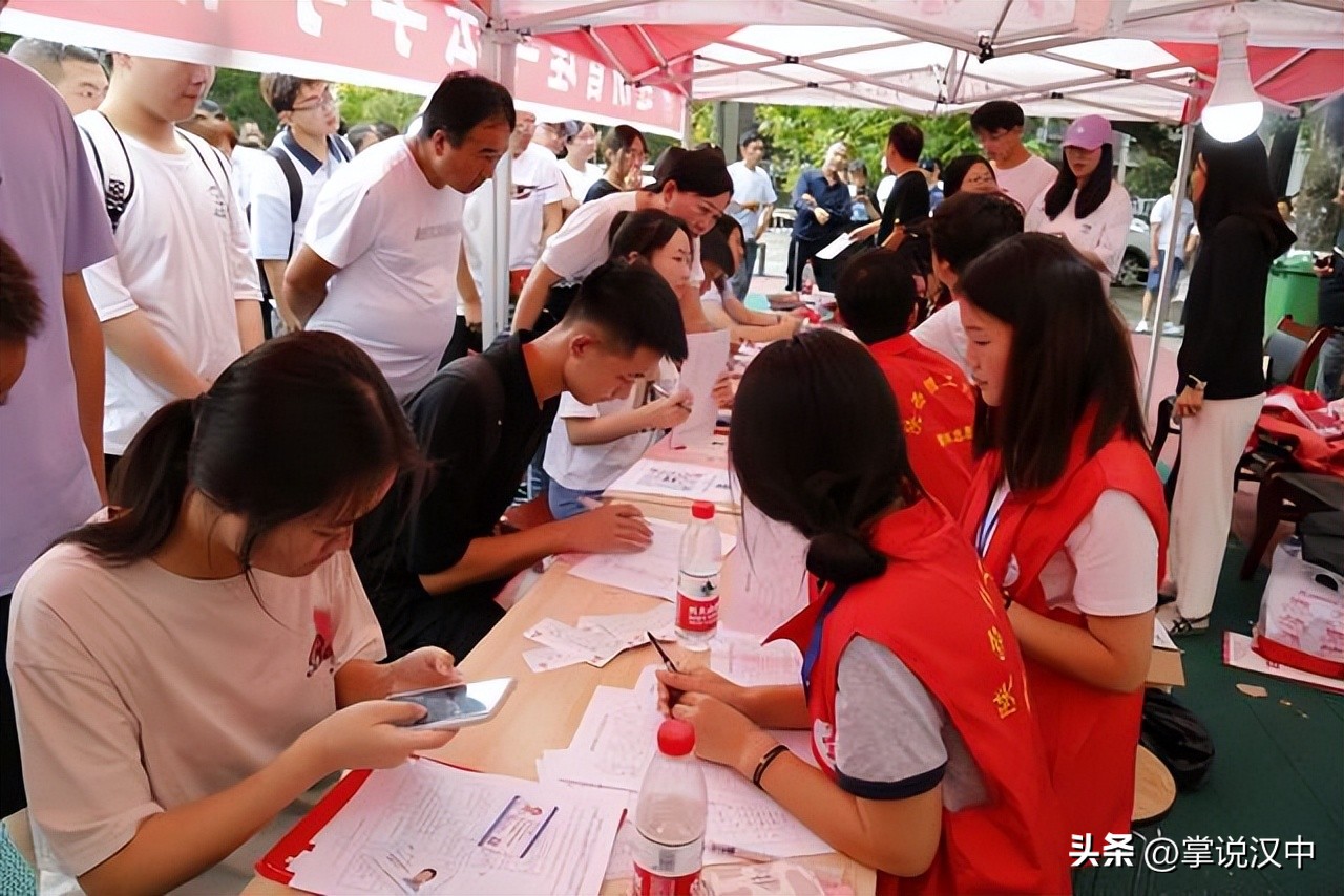 陕西理工大学2020新生报到图片,陕西理工大学学生迎新