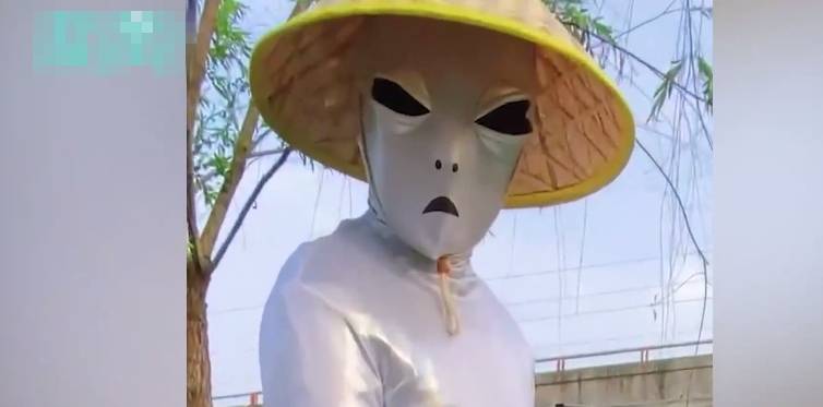 男子穿另类防晒服钓鱼原视频,男子穿防晒服钓鱼