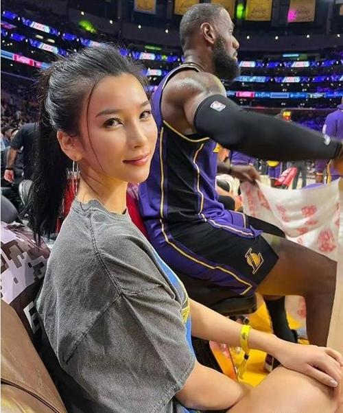 又一位华人美女球迷火了！颜值身材非常出众，湖蜜金兜兜略逊一筹