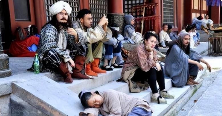 横店群演的悲惨事件,20万横店群演现状美女成群