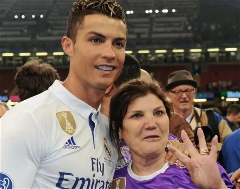 世界巨星c罗为他落泪,世界球王c罗和梅西